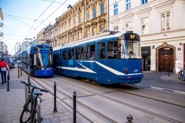 Krakow, Polonya - 08 Ekim 2022 Krakow sokaklarında modern elektrikli tramvay kullanımı ve şehrin ulaşım sisteminin bir parçası, ücretler pahalı değil