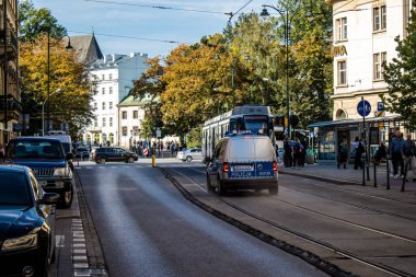 Krakow, Polonya - 08 Ekim 2022 Polis arabası Polonya 'nın Krakow şehir merkezinde sürüyor