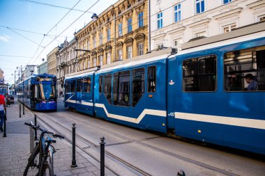 Krakow, Polonya - 08 Ekim 2022 Krakow sokaklarında modern elektrikli tramvay kullanımı ve şehrin ulaşım sisteminin bir parçası, ücretler pahalı değil