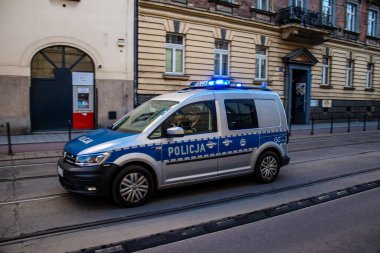 Krakow, Polonya - 08 Ekim 2022 Polis arabası Polonya 'nın Krakow şehir merkezinde sürüyor