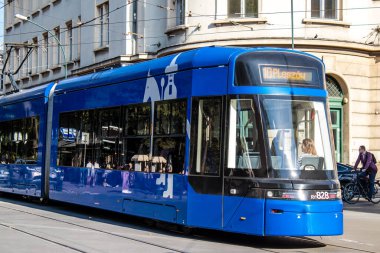 Krakow, Polonya - 08 Ekim 2022 Krakow sokaklarında modern elektrikli tramvay kullanımı ve şehrin ulaşım sisteminin bir parçası, ücretler pahalı değil