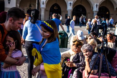 Krakow, Polonya - 08 Ekim 2022 Ukrayna halkının Rusya 'nın işgaline karşı gösterimi, Polonya, ülkenin yakınlığı nedeniyle çok sayıda mülteciye ev sahipliği yapıyor