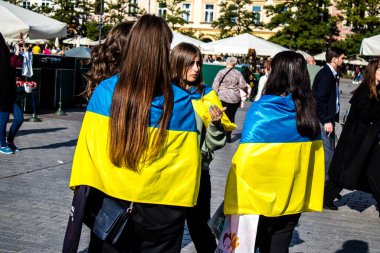 Krakow, Polonya - 08 Ekim 2022 Ukrayna halkının Rusya 'nın işgaline karşı gösterimi, Polonya, ülkenin yakınlığı nedeniyle çok sayıda mülteciye ev sahipliği yapıyor