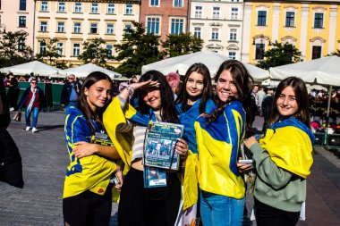 Krakow, Polonya - 08 Ekim 2022 Ukrayna halkının Rusya 'nın işgaline karşı gösterimi, Polonya, ülkenin yakınlığı nedeniyle çok sayıda mülteciye ev sahipliği yapıyor