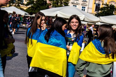 Krakow, Polonya - 08 Ekim 2022 Ukrayna halkının Rusya 'nın işgaline karşı gösterimi, Polonya, ülkenin yakınlığı nedeniyle çok sayıda mülteciye ev sahipliği yapıyor