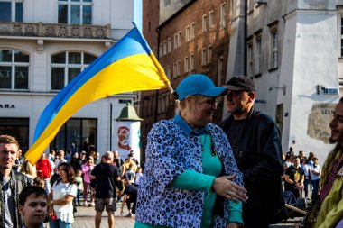 Krakow, Polonya - 08 Ekim 2022 Ukrayna halkının Rusya 'nın işgaline karşı gösterimi, Polonya, ülkenin yakınlığı nedeniyle çok sayıda mülteciye ev sahipliği yapıyor