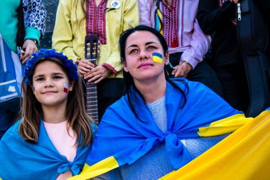 Krakow, Polonya - 08 Ekim 2022 Ukrayna halkının Rusya 'nın işgaline karşı gösterimi, Polonya, ülkenin yakınlığı nedeniyle çok sayıda mülteciye ev sahipliği yapıyor