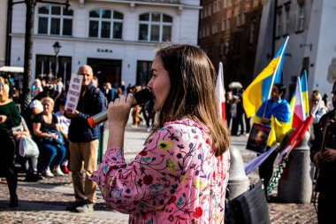 Krakow, Polonya - 08 Ekim 2022 Ukrayna halkının Rusya 'nın işgaline karşı gösterimi, Polonya, ülkenin yakınlığı nedeniyle çok sayıda mülteciye ev sahipliği yapıyor