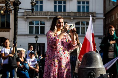 Krakow, Polonya - 08 Ekim 2022 Ukrayna halkının Rusya 'nın işgaline karşı gösterimi, Polonya, ülkenin yakınlığı nedeniyle çok sayıda mülteciye ev sahipliği yapıyor