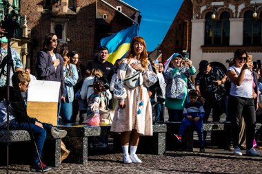 Krakow, Polonya - 08 Ekim 2022 Ukrayna halkının Rusya 'nın işgaline karşı gösterimi, Polonya, ülkenin yakınlığı nedeniyle çok sayıda mülteciye ev sahipliği yapıyor