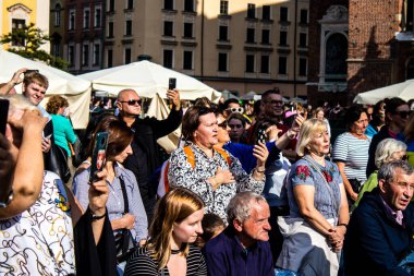 Krakow, Polonya - 08 Ekim 2022 Ukrayna halkının Rusya 'nın işgaline karşı gösterimi, Polonya, ülkenin yakınlığı nedeniyle çok sayıda mülteciye ev sahipliği yapıyor