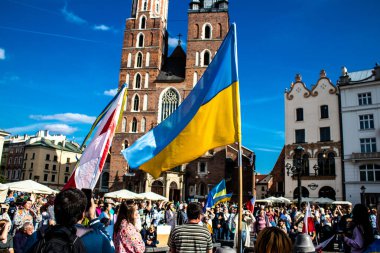 Krakow, Polonya - 08 Ekim 2022 Ukrayna halkının Rusya 'nın işgaline karşı gösterimi, Polonya, ülkenin yakınlığı nedeniyle çok sayıda mülteciye ev sahipliği yapıyor