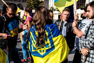 Krakow, Polonya - 08 Ekim 2022 Ukrayna halkının Rusya 'nın işgaline karşı gösterimi, Polonya, ülkenin yakınlığı nedeniyle çok sayıda mülteciye ev sahipliği yapıyor