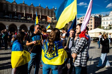 Krakow, Polonya - 08 Ekim 2022 Ukrayna halkının Rusya 'nın işgaline karşı gösterimi, Polonya, ülkenin yakınlığı nedeniyle çok sayıda mülteciye ev sahipliği yapıyor