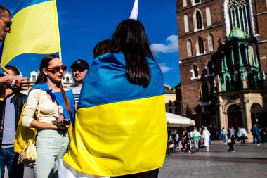 Krakow, Polonya - 08 Ekim 2022 Ukrayna halkının Rusya 'nın işgaline karşı gösterimi, Polonya, ülkenin yakınlığı nedeniyle çok sayıda mülteciye ev sahipliği yapıyor