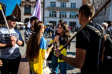 Krakow, Polonya - 08 Ekim 2022 Ukrayna halkının Rusya 'nın işgaline karşı gösterimi, Polonya, ülkenin yakınlığı nedeniyle çok sayıda mülteciye ev sahipliği yapıyor
