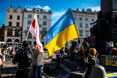 Krakow, Polonya - 08 Ekim 2022 Ukrayna halkının Rusya 'nın işgaline karşı gösterimi, Polonya, ülkenin yakınlığı nedeniyle çok sayıda mülteciye ev sahipliği yapıyor