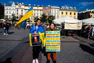 Krakow, Polonya - 08 Ekim 2022 Ukrayna halkının Rusya 'nın işgaline karşı gösterimi, Polonya, ülkenin yakınlığı nedeniyle çok sayıda mülteciye ev sahipliği yapıyor