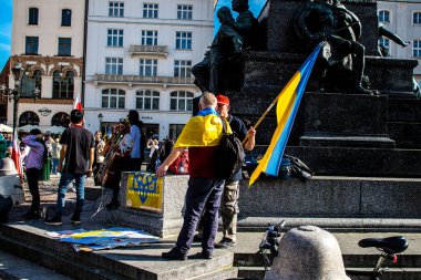 Krakow, Polonya - 08 Ekim 2022 Ukrayna halkının Rusya 'nın işgaline karşı gösterimi, Polonya, ülkenin yakınlığı nedeniyle çok sayıda mülteciye ev sahipliği yapıyor