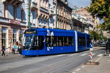 Krakow, Polonya - 08 Ekim 2022 Krakow sokaklarında modern elektrikli tramvay kullanımı ve şehrin ulaşım sisteminin bir parçası, ücretler pahalı değil