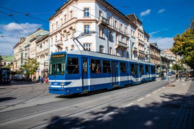 Krakow, Polonya - 08 Ekim 2022 Krakow sokaklarında modern elektrikli tramvay kullanımı ve şehrin ulaşım sisteminin bir parçası, ücretler pahalı değil