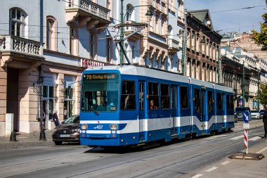Krakow, Polonya - 08 Ekim 2022 Krakow sokaklarında modern elektrikli tramvay kullanımı ve şehrin ulaşım sisteminin bir parçası, ücretler pahalı değil