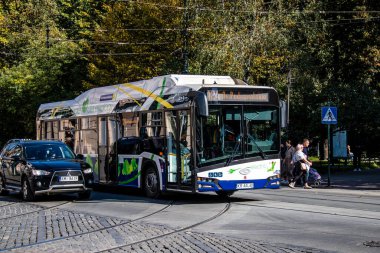 Krakow, Polonya - 08 Ekim 2022 Otobüs Krakow sokaklarında ve şehrin ulaşım sisteminin bir parçası olarak sürüş fiyatları pahalı değil.