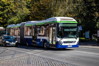Krakow, Polonya - 08 Ekim 2022 Otobüs Krakow sokaklarında ve şehrin ulaşım sisteminin bir parçası olarak sürüş fiyatları pahalı değil.