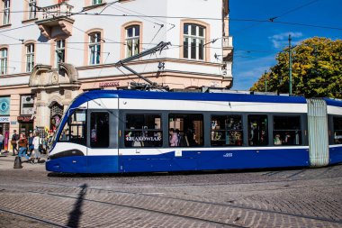 Krakow, Polonya - 08 Ekim 2022 Krakow sokaklarında modern elektrikli tramvay kullanımı ve şehrin ulaşım sisteminin bir parçası, ücretler pahalı değil