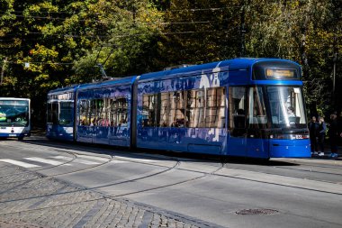 Krakow, Polonya - 08 Ekim 2022 Krakow sokaklarında modern elektrikli tramvay kullanımı ve şehrin ulaşım sisteminin bir parçası, ücretler pahalı değil
