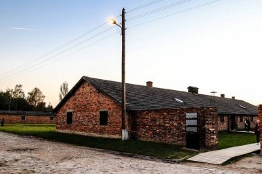 Oswiecim, Polonya - 7 Ekim 2022 Birkenau, Üçüncü Reich 'taki en büyük toplama kampı kompleksi, hem toplama kampı hem de Yahudileri yok etmek için inşa edilmiş bir imha merkezi.