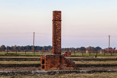 Oswiecim, Polonya - 7 Ekim 2022 Birkenau, Üçüncü Reich 'taki en büyük toplama kampı kompleksi, hem toplama kampı hem de Yahudileri yok etmek için inşa edilmiş bir imha merkezi.