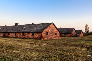 Oswiecim, Polonya - 7 Ekim 2022 Birkenau, Üçüncü Reich 'taki en büyük toplama kampı kompleksi, hem toplama kampı hem de Yahudileri yok etmek için inşa edilmiş bir imha merkezi.