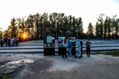 Oswiecim, Polonya - 7 Ekim 2022 Birkenau, Üçüncü Reich 'taki en büyük toplama kampı kompleksi, hem toplama kampı hem de Yahudileri yok etmek için inşa edilmiş bir imha merkezi.