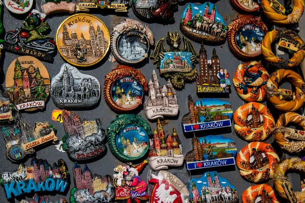 폴란드 2022 기념품 가게에서 장식용 물건들 선물들로 관광객들은 크라코프에서 폴란드 — 스톡 사진