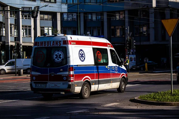 Cracovia Polonia Octubre 2022 Ambulancia Conduciendo Centro Ciudad Cracovia Polonia — Foto de Stock