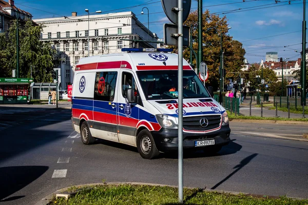 Cracovia Polonia Ottobre 2022 Guida Ambulanza Nel Centro Della Città — Foto Stock