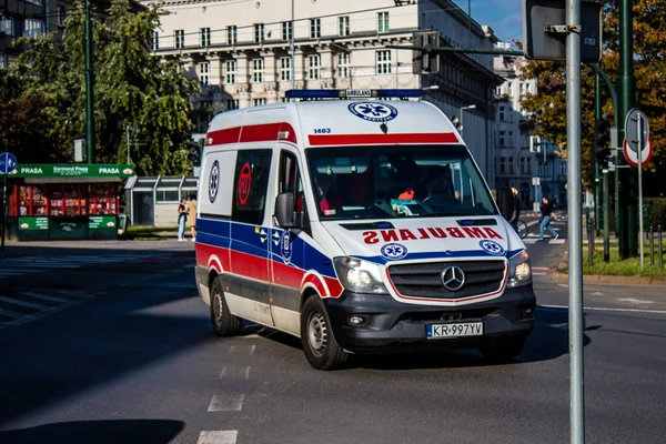 Krakau Polen Oktober 2022 Ambulance Rijden Het Centrum Van Krakau — Stockfoto