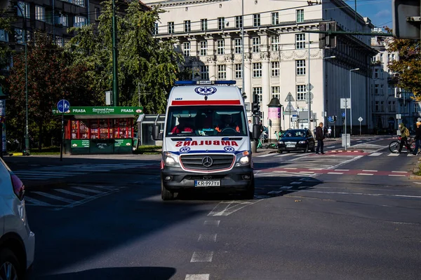 Cracovia Polonia Octubre 2022 Ambulancia Conduciendo Centro Ciudad Cracovia Polonia — Foto de Stock