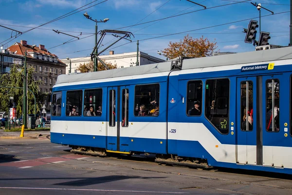 Cracóvia Polônia Outubro 2022 Eléctrico Moderno Dirigindo Nas Ruas Cracóvia — Fotografia de Stock