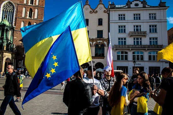 Krakow, Polonya - 08 Ekim 2022 Ukrayna halkının Rusya 'nın işgaline karşı gösterimi, Polonya, ülkenin yakınlığı nedeniyle çok sayıda mülteciye ev sahipliği yapıyor