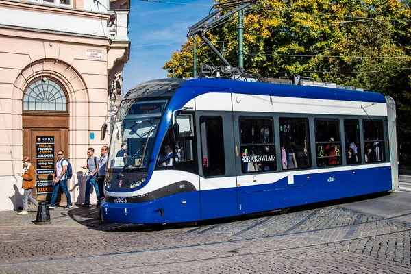 ポーランド クラクフ 2022年10月8日クラクフの街を走る近代的な電気路面電車と市内の交通機関の一部で 運賃は高価ではありません — ストック写真