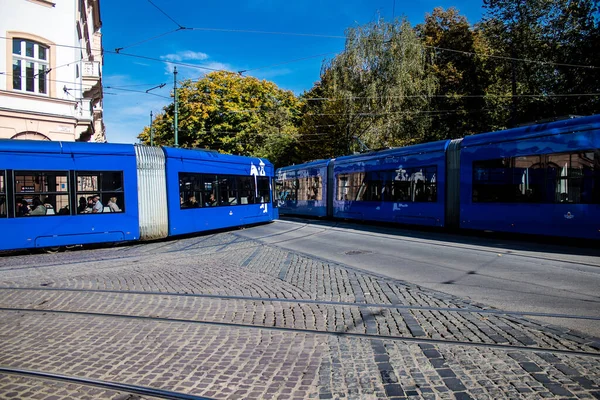 ポーランド クラクフ 2022年10月8日クラクフの街を走る近代的な電気路面電車と市内の交通機関の一部で 運賃は高価ではありません — ストック写真