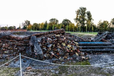 Oswiecim, Polonya - 7 Ekim 2022 Birkenau, Üçüncü Reich 'taki en büyük toplama kampı kompleksi, hem toplama kampı hem de Yahudileri yok etmek için inşa edilmiş bir imha merkezi.