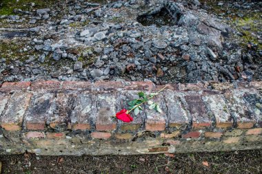 Oswiecim, Polonya - 7 Ekim 2022 Birkenau, Üçüncü Reich 'taki en büyük toplama kampı kompleksi, hem toplama kampı hem de Yahudileri yok etmek için inşa edilmiş bir imha merkezi.