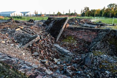 Oswiecim, Polonya - 7 Ekim 2022 Birkenau, Üçüncü Reich 'taki en büyük toplama kampı kompleksi, hem toplama kampı hem de Yahudileri yok etmek için inşa edilmiş bir imha merkezi.