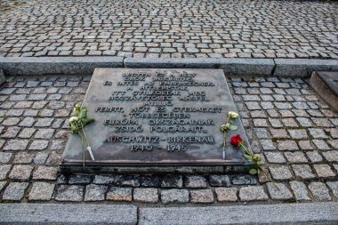 Oswiecim, Polonya - 7 Ekim 2022 Birkenau, Üçüncü Reich 'taki en büyük toplama kampı kompleksi, hem toplama kampı hem de Yahudileri yok etmek için inşa edilmiş bir imha merkezi.