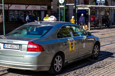 Krakow, Polonya - 08 Ekim 2022 Krakow sokaklarında sürüş ve şehrin ulaşım sisteminin bir parçası olan taksi şirketleri bu etkinlik için rekabet halindeler.