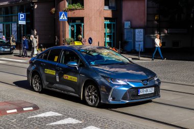 Krakow, Polonya - 08 Ekim 2022 Krakow sokaklarında sürüş ve şehrin ulaşım sisteminin bir parçası olan taksi şirketleri bu etkinlik için rekabet halindeler.