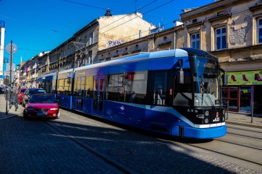 Krakow, Polonya - 08 Ekim 2022 Krakow sokaklarında modern elektrikli tramvay kullanımı ve şehrin ulaşım sisteminin bir parçası, ücretler pahalı değil